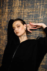 黑衣模特金色妆容艺术写真