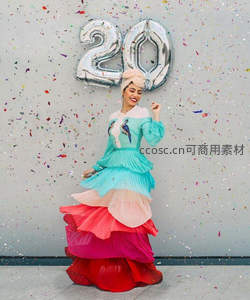 彩色礼服女子庆祝二十岁生日派对