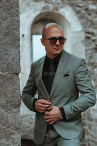 石拱门前的绅士风范