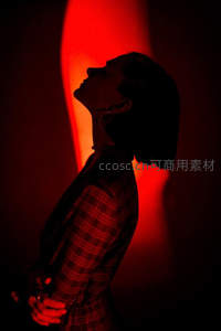 红光下的侧脸剪影