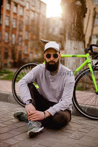 街角单车旁的悠闲时光