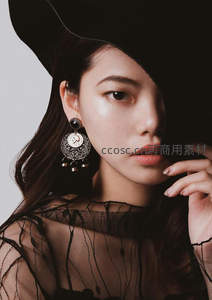 黑帽美人佩戴华丽耳环凝视镜头