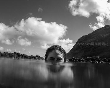 水面浮沉，山峦云影下的凝视