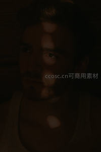 昏暗光线下男子侧脸特写