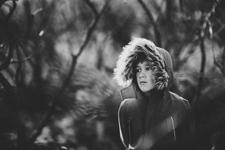 林间少年戴毛领帽凝望远方