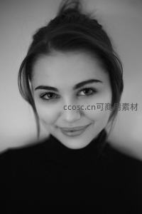 微笑女子高盘发特写肖像