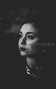 暗调光影中的优雅女性侧脸特写