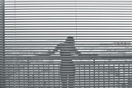 百叶窗后神秘剪影的静谧时刻