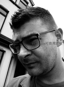 戴眼镜男子街头侧脸特写