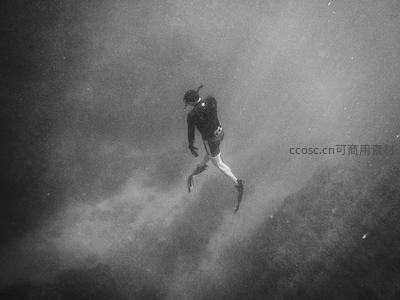 深海潜水者在幽暗水域中探索