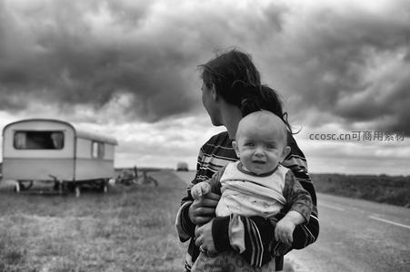 母亲怀抱婴儿仰望天空