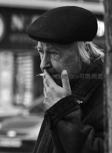 街头沉思的老者，烟雾缭绕的岁月痕迹