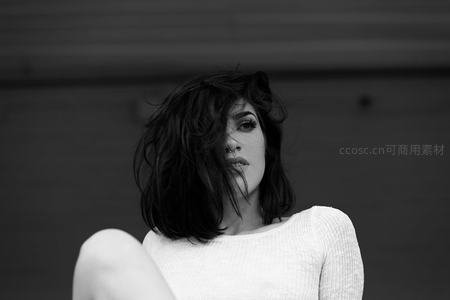 风中凌乱短发，白衣女子的忧郁侧影