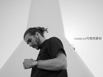 风车下的沉思者，凝视腕表的瞬间