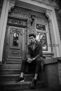 复古门廊前，时尚男士优雅坐姿