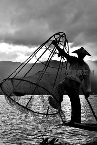 湖上渔夫撒网剪影