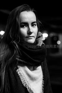 冬夜围巾少女侧颜