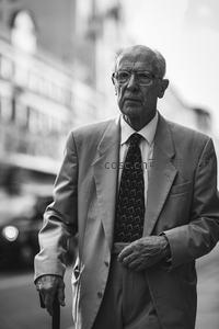 街头绅士拄杖前行