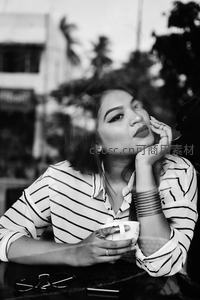 咖啡馆沉思女子