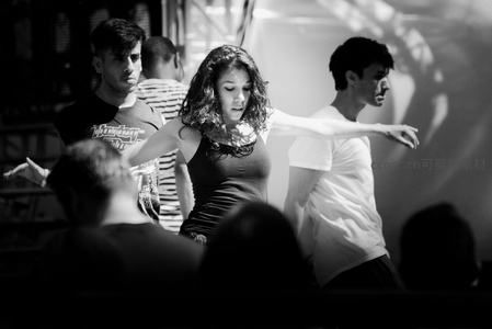 舞者在聚光灯下优雅伸展手臂