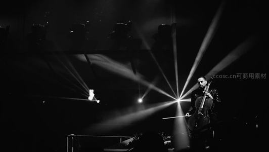 大提琴手在光束中演奏经典乐章