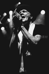 歌手激情演唱，双手紧握麦克风