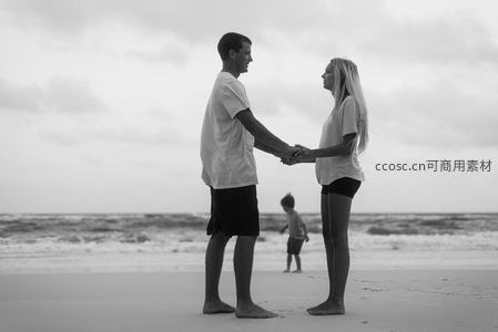 黑白海滩上牵手的温馨情侣