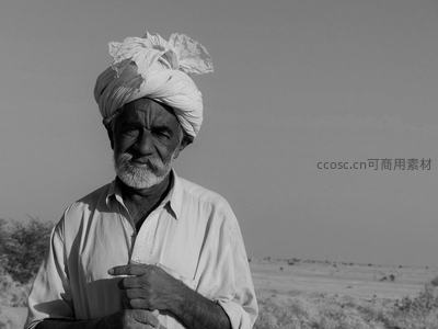 沙漠中戴头巾的慈祥老人