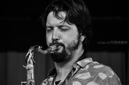 萨克斯手闭眼演奏