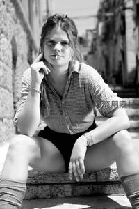街头女孩叼烟沉思