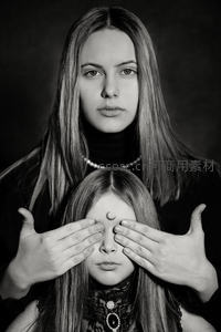 黑白光影下的母女神秘仪式