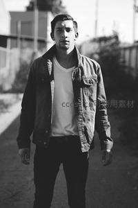 街头男子牛仔夹克时尚写真