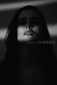 光影交错中的女性面部特写