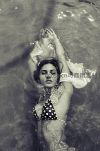 水中漂浮的波点比基尼女郎