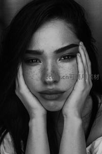 雀斑少女双手托腮凝视镜头