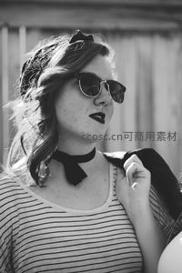 头巾墨镜女子时尚街拍造型