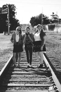 铁轨上的三位时尚女性黑白写真