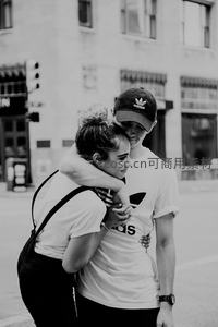 街头情侣温馨拥抱黑白瞬间