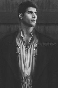 男士侧脸凝视远方黑白肖像