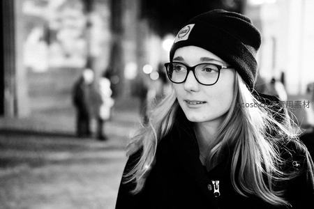 街头戴帽少女侧脸特写