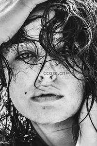 湿发少女黑白特写，眼神迷离