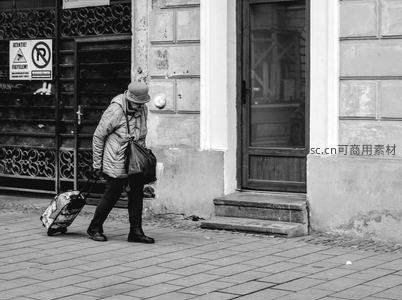 老人拖箱街角行走，城市纪实