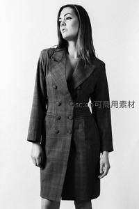 格纹西装女郎优雅站立