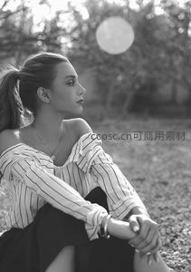 户外沉思的条纹衫少女