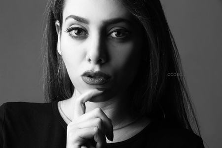 黑白光影下的沉思女性肖像