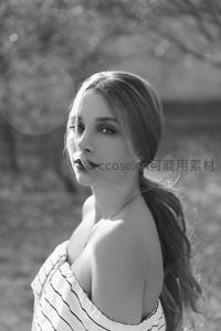 户外柔光中的侧颜美人