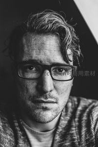 直视镜头的成熟男士黑白肖像