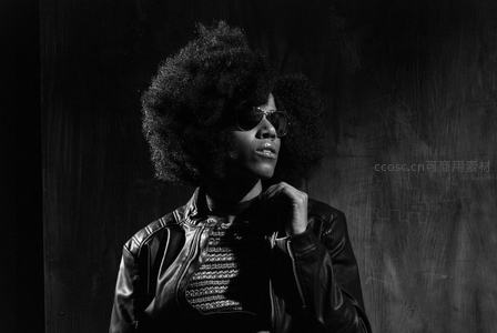 爆炸头美女皮衣墨镜潮酷造型