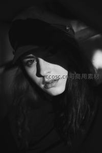 光影下的沉思少女侧颜特写