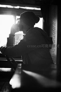 窗边剪影沉思者背影特写